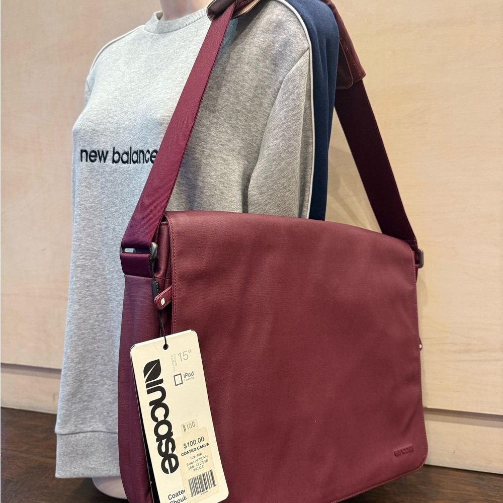 Incase, Coated Canvas Shoulder Bag, Fits Up to MacBook Pro 15", Color Auburn